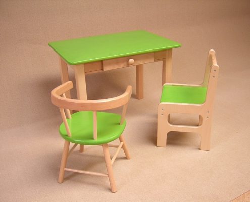 Houten kindertafel met stoeltjes