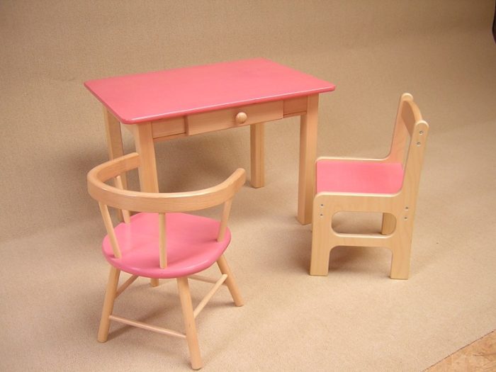 Houten kindertafel met stoeltjes
