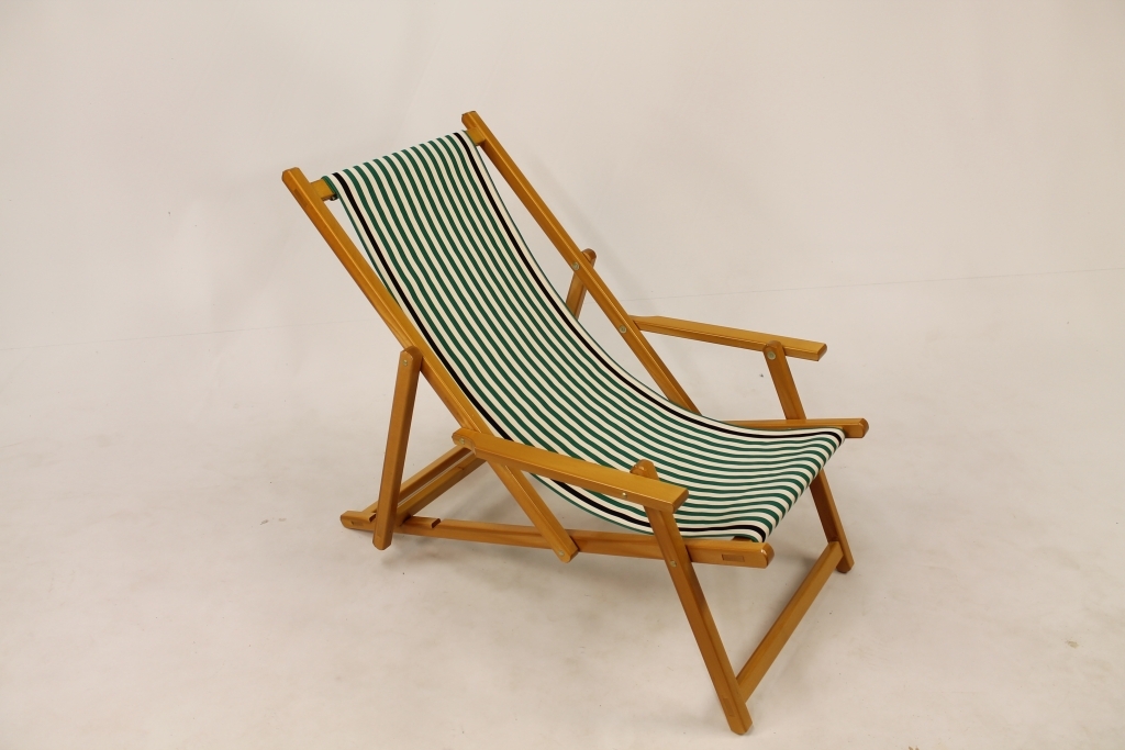 gebeitste houten strandstoel groen wit katoene loper