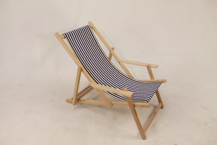 houten strandstoel blauw wit ongelakt
