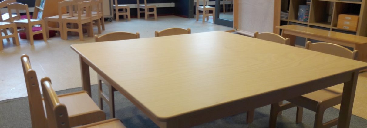 Klaslokaal basisschool tafel en stoelen