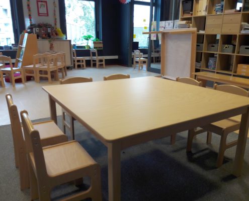 Klaslokaal basisschool tafel en stoelen